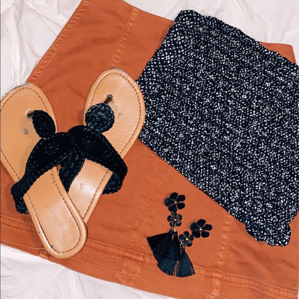 Cute black sandals!!